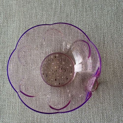 Plastic Daisy Bowl like new that looks like glass