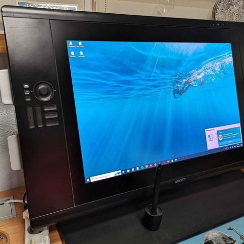 Digitizer Wacom Cintiq Pro 24HD used with pen and replacement nibs