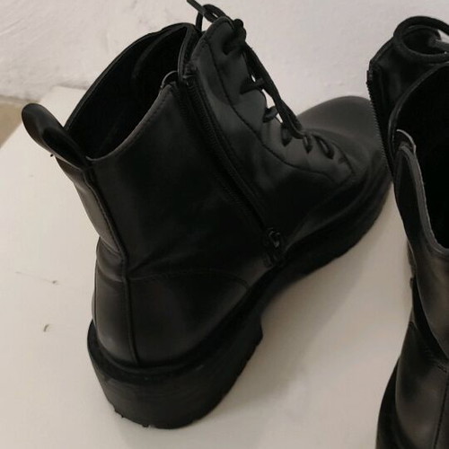 Only women's boots size 38 like new, black