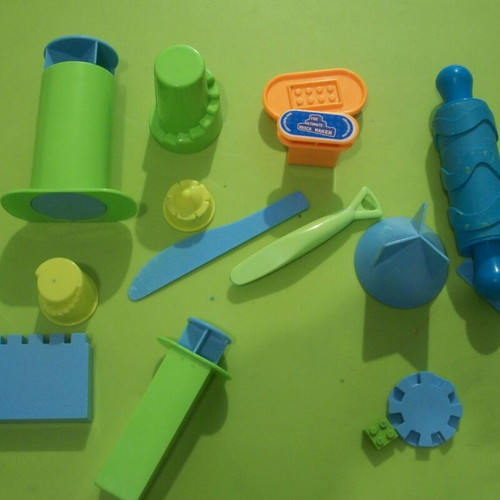 Kinetic Sand Castle Molds and Ultimate Brick Maker set like new