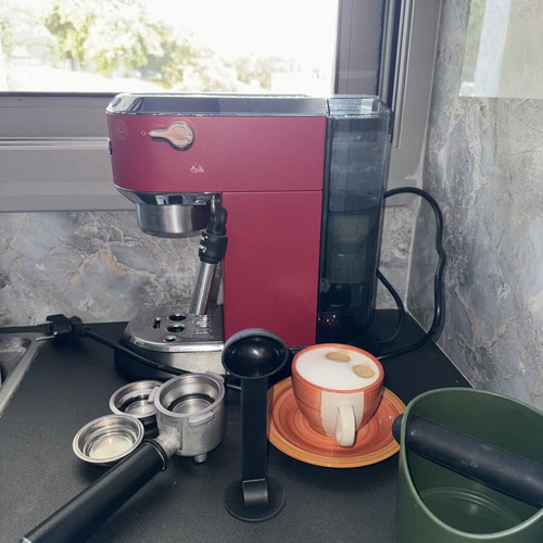 De’Longhi espresso coffee maker, red with knock box