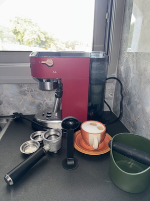 De’Longhi espresso coffee maker, red with knock box