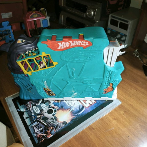 Hot Wheels Shark Bite Bay Fold & Go Playset Mattel 2008 like new