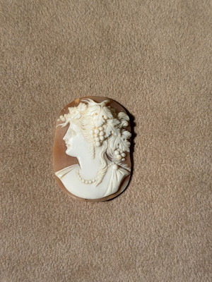 Old genuine cameo with fantastic craftsmanship, large, like new