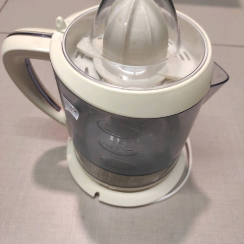 Singer orange and lemon juicer used with extra strainer