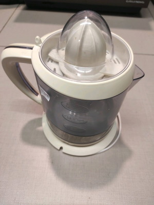 Singer orange and lemon juicer used with extra strainer