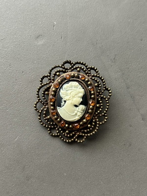 Vintage καρφίτσα cameo με λευκό γυναικείο προφίλ και κεχριμπαρένιες λεπτομέρειες μεταχειρισμένη