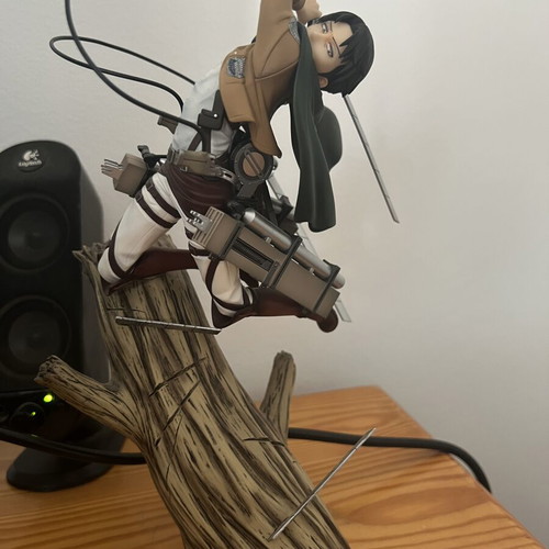 Levi Ackerman figure 28cm Comes with its box.