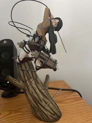 Levi Ackerman figure 28cm Comes with its box.