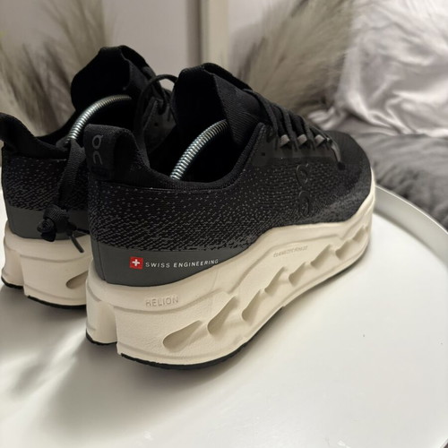 On Cloudsurfer Max sneakers, black, size 42.5, DS condition