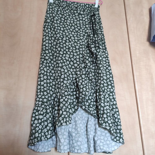 Women's summer skirt with elastic waistband and slit, like new, size S/M