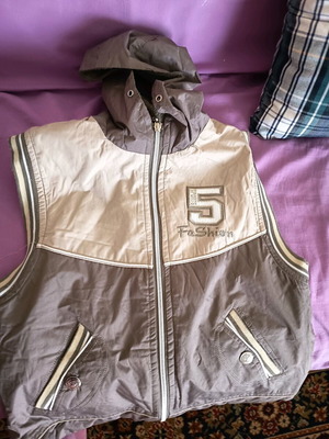 Sleeveless waterproof vest with hood for boy 6-7 years used, beige
