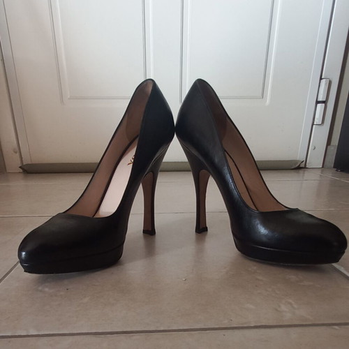Prada black leather pumps size 39.5 like new