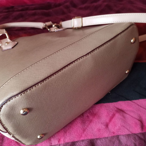 Beige leather shoulder handbag new, spacious, easy to carry
