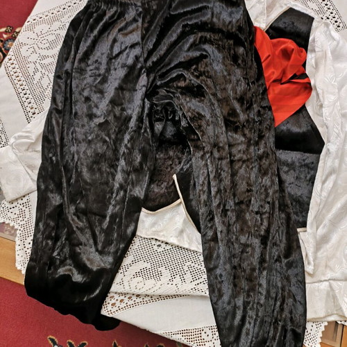 Pirate carnival costume like new for 13-year-olds