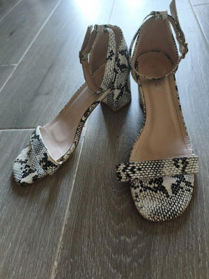 Low Heel Sandals 5cm like new, size 37, black and white