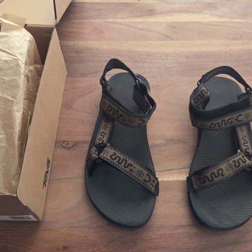 Teva sandals size 43 like new, black
