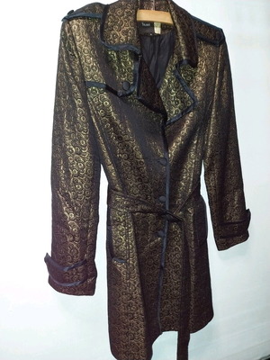 Women's coat like new, gold color with pattern
