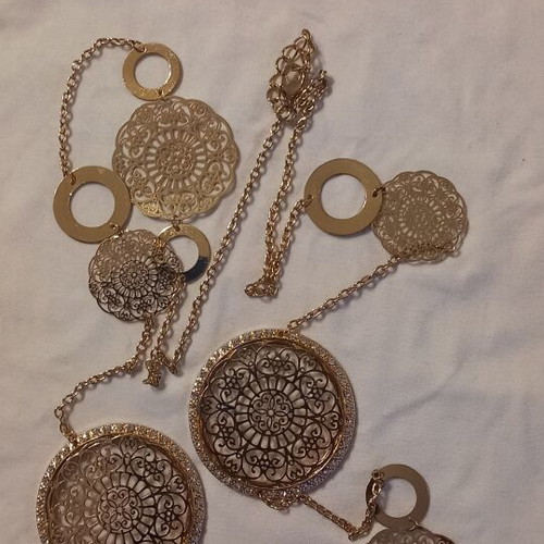 Long necklace 109 centimeters new, gold color