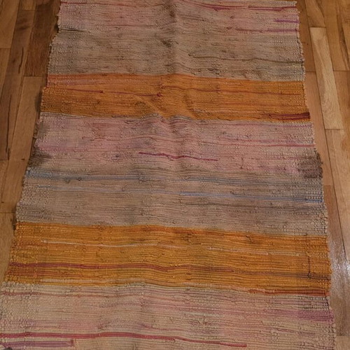 Hallway rug used in orange shades