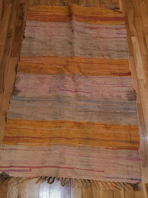 Hallway rug used in orange shades