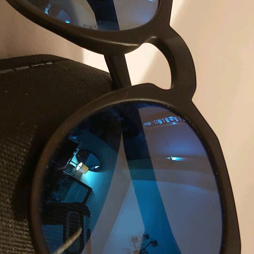 Hawkers unisex sunglasses with blue polarize lens and black acetate frame mod.Harwick Raw new