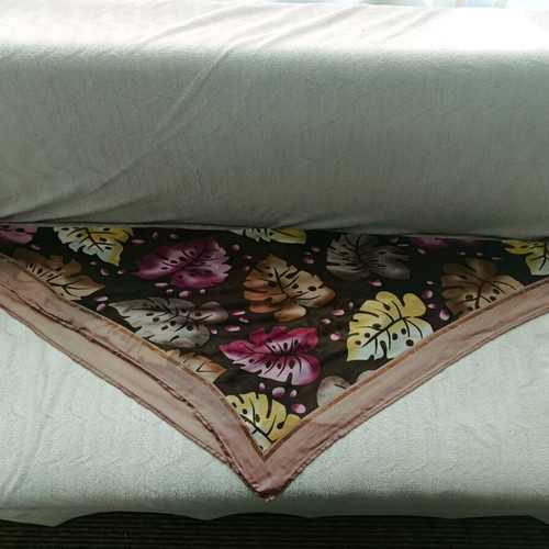 Headscarf used, size 90/85 cm