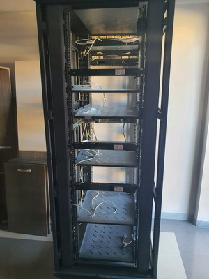 Καμπίνα Server Rack 42U 800mm x 2000mm x 960mm σαν καινούργιο με 4 σταθερά ράφια 1U Krone 80x100