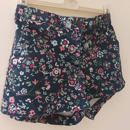 GAP shorts used with floral pattern in dark blue