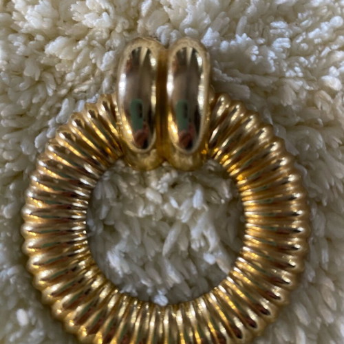 Earrings vintage clip-on with ribbed goldtone daisy design like new