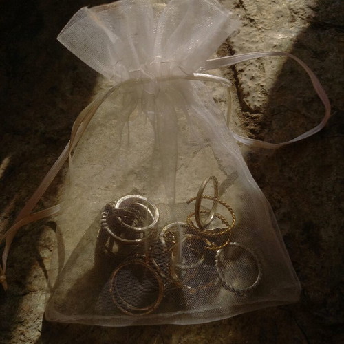 Rings like new with elegance and dark vibes