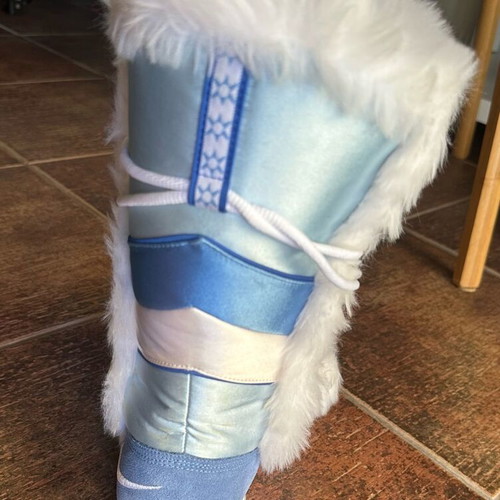 Modern & impressive NIKE boots in a beautiful blue color.