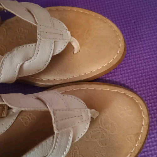 B.O.C Born Concept White Flip Flops Size 40 Like New Comfortable