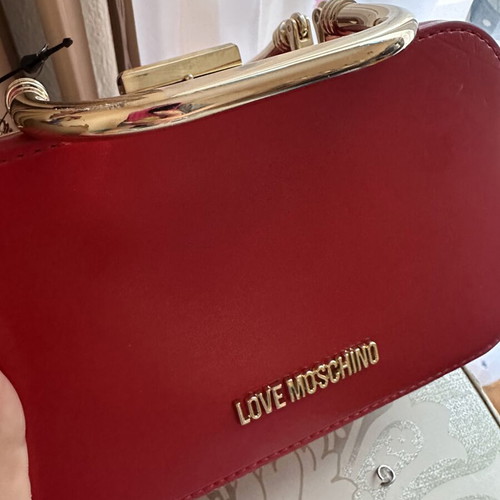 Love Moschino red shoulder bag like new with gold metal clasp and embossed detail