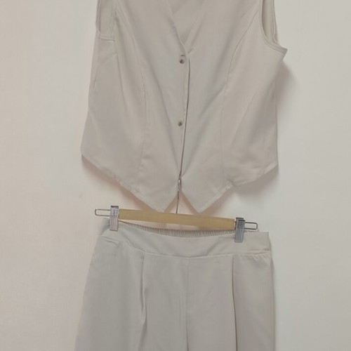 Shorts and sleeveless vest set beige size L, like new
