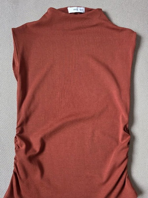 Mango sleeveless blouse new, brick color with gathers at waist size M