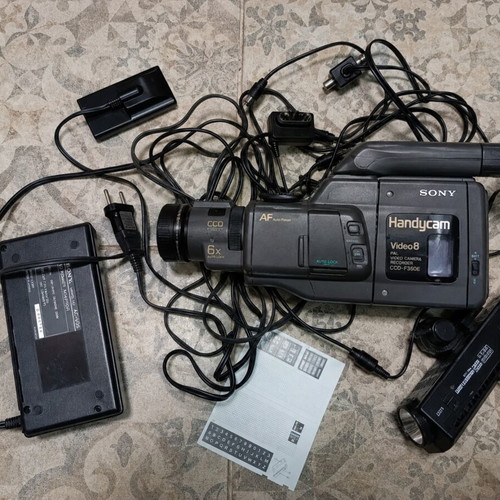 Sony Handycam CCD-F350E video camera like new with accessories