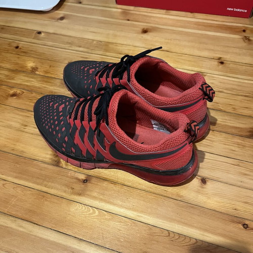 Nike shoes used, size 45, black and red, athletic style
