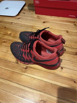 Nike shoes used, size 45, black and red, athletic style