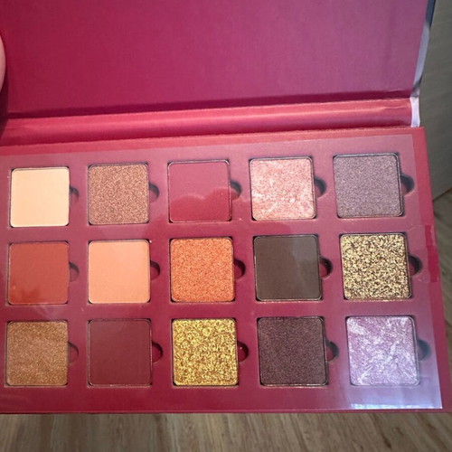 MUA eyeshadow palette with 15 shades new