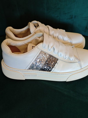 Miu Miu αθλητικά δερμάτινα sneakers σαν καινούργιο, μέγεθος 36, άσπρα