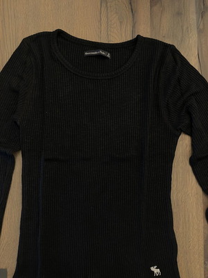 Abercrombie black sweater size S new with button details