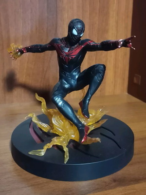 Miles Morales PVC Diorama Diamond Select Toys like new