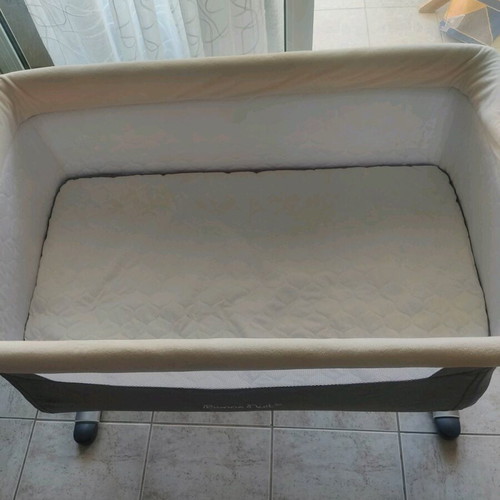Bonne Nuit baby cot like new with mattress and adjustable height