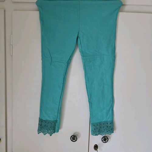 Ofelia elastic capri leggings new, size M with lace