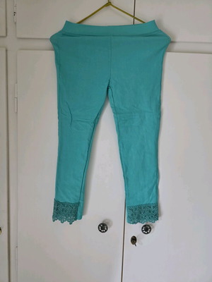 Ofelia elastic capri leggings new, size M with lace