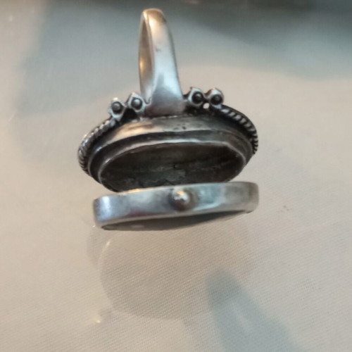 Silver 925 ring used with secret compartment and enamel