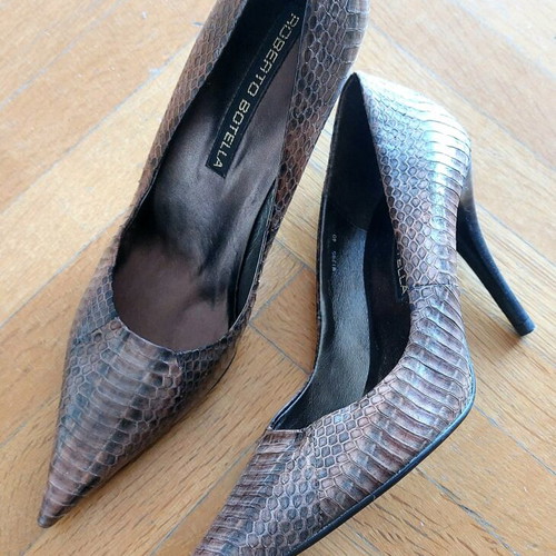Roberto Botello brown pumps size 39 new with embossed snake pattern
