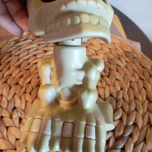 Plastic skull vintage used, not working