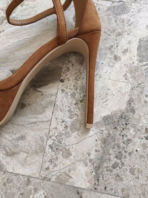 Πέδιλα με φιάπα νούμερο 41 σαν καινούργια, τακούνι 14 εκ., καφέ